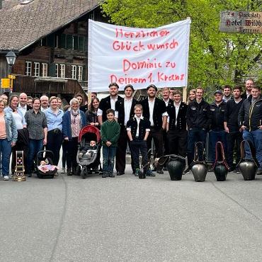 Drei Schwinger mit Kranz