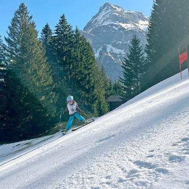 Sonne, Schneesport und Spannung: das Jugend- und Clubrennen des Skiclubs Gsteig-Feutersoey - Die Schlüsselstelle im Riesenslalom erhöhte manchen Adrenalinpegel.