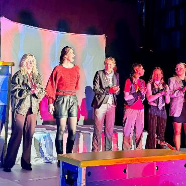 Raubzug für die Gerechtigkeit: Schülerinnen des Gymnasiums interpretieren Schillers «Die Räuber» neu - Das gesamte Team beim Finale unter tosendem Applaus.