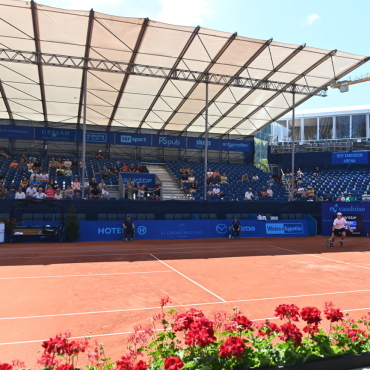 EFG Swiss Open Gstaad: Erste Qualifikationsspiele - Das Sonnendach bietet merklich Schutz vor der erbarmungslos scheinenden Sonne und somit einen ausgesprochenen Mehrwert. Für noch mehr Swissness sorgen Geranien und ausgediente Sesselliftsitze. (Foto: AvS)