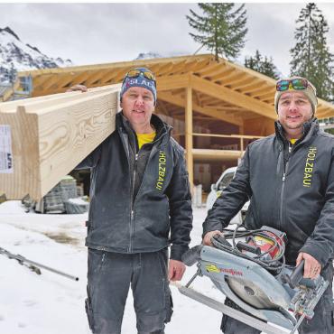 Zukunft für Ihr Gewerbe im Berner Oberland - Beim Bau der neuen Werkhalle konnten Werner und Patrick Müller auf die Unterstützung der Schweizer Berghilfe zählen.  FOTO: YANNICK ANDREA /SCHWEIZER BERGHILFE
