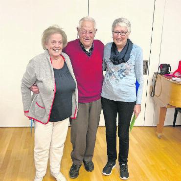 Gemütlicher Jassnachmittag für 32 Seniorinnen und Senioren - Das Siegerbild mit (v.l.) Erika Zumstein (3. Rang), Hans Schopfer (2. Rang) und Brigitte Perreten (1. Rang).