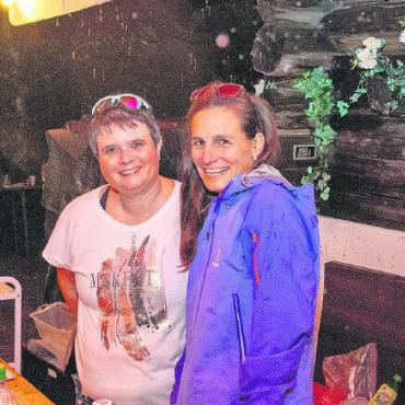Alles Gute zum Geburtstag, liebe Schweiz! - Irene Eggenberg und Laura Riedi (rechts) von der Dorforganisation Schönried liessen sich vom nassen Wetter die Laune nicht verderben!