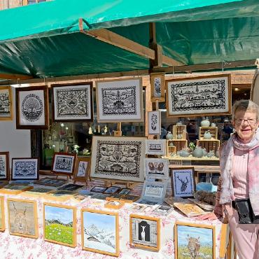Ostermarkt in Saanen: ein Einblick in das lokale Leben - Die Marktstände präsentierten eine grosse Vielfalt: Kunst mit Christina Müller…