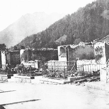 «Wir tragen in uns die Menschen, die vor uns da waren» - Emilie Steffen, ihrer Schwägerin und den insgesamt zehn Kindern blieb nach dem Brand nichts als eine Ruine (Foto Juli 1898)