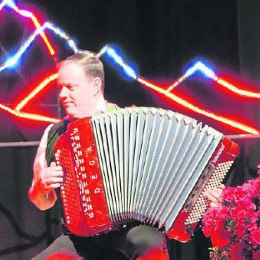 «Oesch’s die Dritten» in Schönried - Ein Solo vom Akkordeonist Urs Meyer.