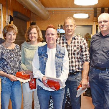 Die Landi Simmental-Saanenland ist solid unterwegs - Die anwesenden Geehrten (von links): Jürg Knutti (20 Jahre), Beatrice Gfeller, Debora Perreten (10 Jahre), Fiona Flück (15 Jahre), Markus Eymann (25 Jahre) und Niklaus Sulliger (10 Jahre).