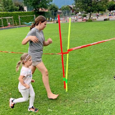 Sport, Spiel und Spass in der Schule Rütti - Gross und Klein zusammen unterwegs.