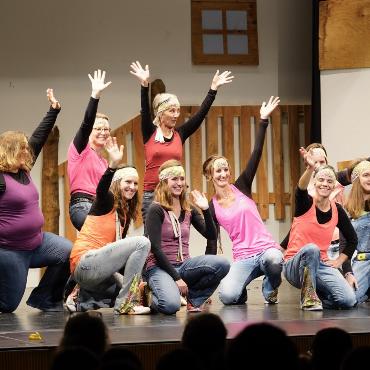 Farbenfrohe Turnershow in Gsteig
