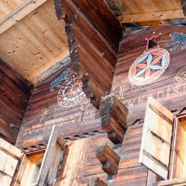 Zeitenwende mit angeketteten Berner Bären und Lust auf äussere Zier - Ungefähr ab der zweiten Hälfte des 16.
Jahrhunderts begann man im Saanenland, die Häuser zu datieren. Die hier eingekerbte, farblich umfasste Jahrzahl 1616 wurde vom Schnitzer in arabischen Ziffern gesetzt, denn das komplizierte römische Zahlensystem war schon seit ein paar Jahrzehnten nicht mehr Mode.
