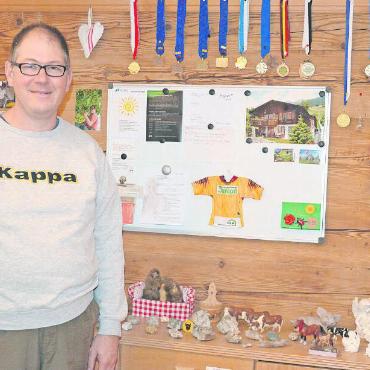 Behütet wohnen - Hier ist sein Leben in Ordnung: In seinem privaten Reich bei Familie Bach sammelt Peter Ramseyer, was ihm im Leben etwas wert ist, seine Steine von den Wanderungen oder die Medaillen von den Sportwettkämpfen. FOTOS: SONJA WOLF