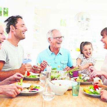 Wenn Zeit und Kräfte brach liegen – die störrische Grösse des Sonntags - … und führt Menschen zusammen. FOTOS: ADOBESTOCK