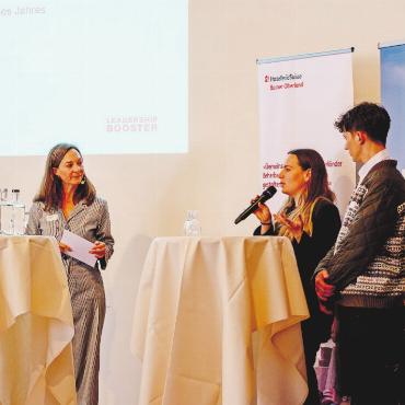Tourismusforum diskutiert über bewusste Mitarbeiterführung - Iris Flückiger (links) im Gespräch mit den beiden Studierenden Janine Kaufmann und Johann Zurniwen.
FOTOS: VOLKSWIRTSCHAFT BERNER OBERLAND