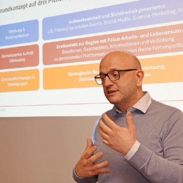 Arbeits- und Wohnparadies Saanenland - Stefan von Grünigen verdeutlichte die Wichtigkeit eines gebündelten Auftritts im Standortmarketing. FOTOS: SONJA WOLF