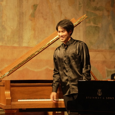 Eine Sternstunde der Klaviermusik mit dem jungen Pianisten Bruce Liu - Bruce Liu zwischen den beiden Flügeln, die er am Schluss beide gleichzeitig bespielte. (Fotos: Gstaad Menuhin Festival)