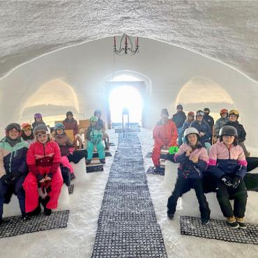 Jack Frost bei den Cevianer:innen - In der kleinen Schneekapelle in Leysin hörten die Cevianer:innen eine spannende Geschichte.  FOTOS: ZVG
