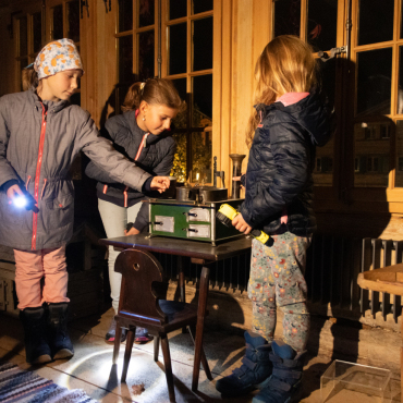 Nachts im Museum - Die Kinder hatten viel Spass, mit der Taschenlampe die Spielküche zu entdecken. (Fotos: Erich Käser)