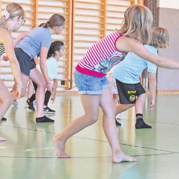 Ohne Zweifel: Mozart verträgt Breakdance - Die Schrittfolgen hatten die Kinder sehr schnell begriffen. FOTOS: JENNY STERCHI