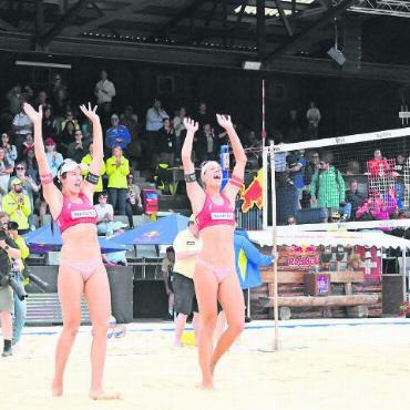 Swatch Beach Pro Gstaad: Gold geht an die US-Damen Nuss/Kloth und an die Herren Åhman/Hellvig aus Schweden - Endlich hat es geklappt mit dem Podest: Tina Graudina und Anastasija Samoilova bedanken sich herzlich für die Unterstützung durch das Publikum.