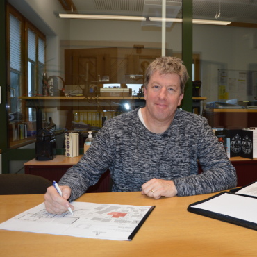 Pläne zum Alterswohnen «Daheim»  mit wesentlichen Änderungen - Der Fachleiter Liegenschaftsverwaltung der Gemeinde Saanen, Kaspar Westemeier, erklärt die Änderungen zu den vorherigen Plänen. (Foto: AvS)