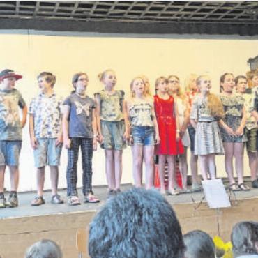 Juhuii, es ist Examenzeit! - «Dance Monkey» oder «Bueb us de Bärge» – für Englisch und Schwyzerdütsch erntete der Mittelschulchor tosenden Applaus!