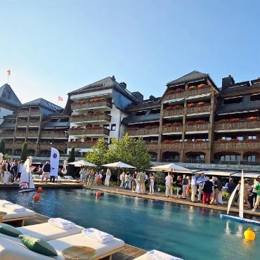 Wind in den Segeln, Gipfelglanz und Motorenzauber - Modellboot-Regatten im Schwimmbad des The Alpina Gstaad. FOTO: MGI