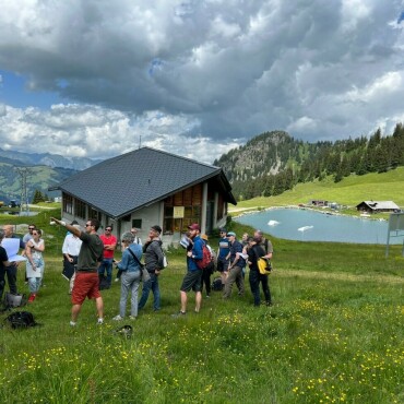 Neue Horneggli-Seilbahn: Architektur­wett­bewerb ist lanciert - Vergangene Woche fand die Begehung für die zukünftige neue Horneggli-Seilbahn statt. Auf dem Hornberg erklärte Jannik Sager, Leiter Projekte und Infrastrukturen bei der BDG, den Anwesenden das Projekt. (Fotos: zvg)