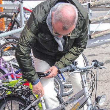 Leider kein T-Shirt-Wetter an der Velobörse - Vater, Onkel, Götti – wer auch immer – stand mit Rat und Tat zur Seite.