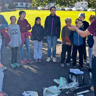 Lokale Aufräumaktionen setzen Zeichen für Nachhaltigkeit - Die Rütti-Schüler:innen bei der Instruktion.