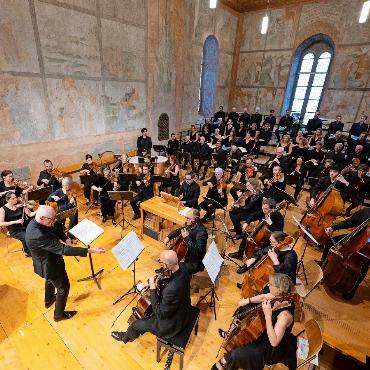 Fluchtklänge mit hohem Vibrationspegel - Dynamik in der Kirche Saanen: Dirigent William Christie lässt die Energien fliessen, «holt» hier die beiden vorderen Cellisten der «Les Arts Florissants» ab.