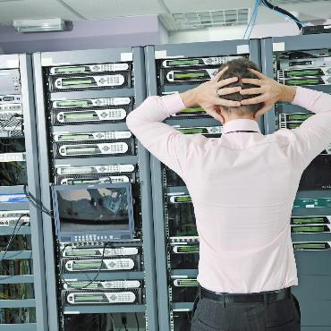 Serverausfall: Websites und Mailaccounts seit Tagen nicht verfügbar - Steigt ein Server eines Hostinganbieters aus, wird die Ohnmacht gegenüber der Digitalisierung spürbar. SYMBOLBILD: VECTEEZY/BENIS ARAPOVIC