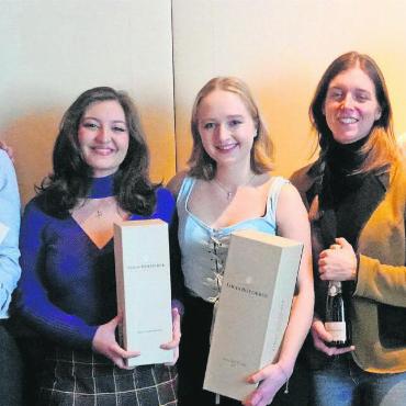 Zehn Jahre Kräftemessen im Auftrag der Freundschaft - In der Kategorie Gäste Männer/Damen gewannen die nachfolgenden Personen einen Champagner (gesponsort von Ben Worbs, Gerax), v.l.: Stefan Dedyker (2. Rang, Guest Rosey), Fiona Begolli (2. Rang, ehem. Gym Gstaad), Nicki von Grünigen (1. Rang, ehem. Gym. Gstaad), Roberta Corvi (3. Rang, Staff Alpina), Joshua Karlen (3. Rang, Staff Alpina). Auf dem Foto fehlt: Ben Worbs (1. Rang, Guest Rosey).