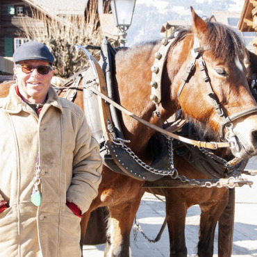 Klappernde Hufe und bimmelnde Glöckchen - Walter Reuteler mit seinem Pferdegespann, das übrigens Mutter und Tochter ist, liebt den Job als  Pferdeschlittenfahrer im Winter und Kutschenfahrer im Sommer. (Foto: Kerem Maurer)