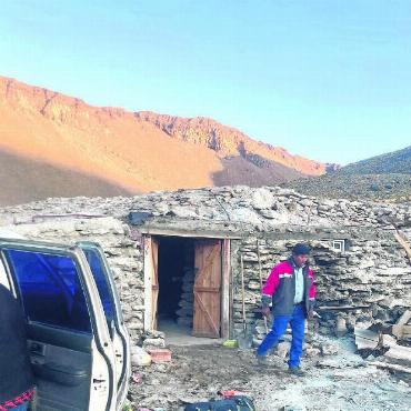 Mit zwei Rädern auf über 6725 Meter über Meer zum Weltrekord - Nach einem gescheiterten zweiten Weltrekordversuch fand Thomas Schranz in dieser Hütte Unterschlupf.