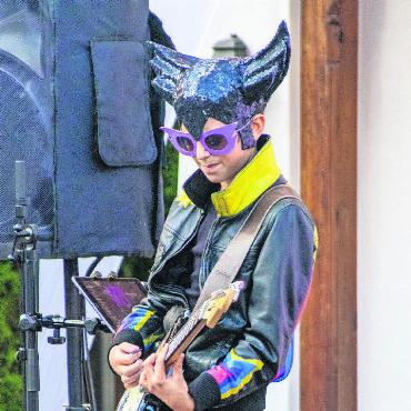 Bunt gemischte Musik bei der Fête de la Musique - Till Beauvais ist verliebt in seine Gitarren und die Musik.