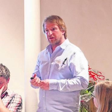 «Was macht eigentlich eine Dorf organisation?» - Sandro Reuteler, Präsident der Dorforganisation Gstaad, führte erstmals in seiner Funktion durch eine physisch stattfindende Dorfversammlung. FOTO: JOCELYNE PAGE