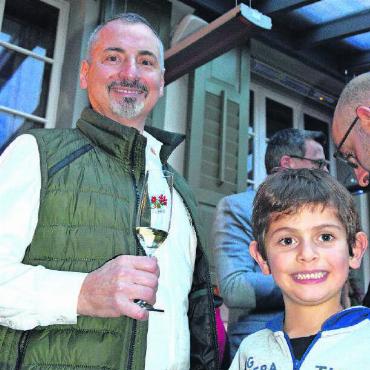 Mit zwei WM-Trophäen zurück im Saanenland - Die ganze Familie von Ciarulli war an der Feier anwesend. «Wir sind alle Köche!», so der WM-Sieger stolz. Schwiegersohn Francesco De Bartolomeis ist Küchenchef im Le Grand Bellevue und angeblich sind schon die Grosskinder Leonardo (hier im Bild) und Alessandro kleine Gourmets und auf dem besten Weg ...