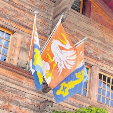 Versprechen eingelöst - Seit 2019 flattern wie versprochen die neuen Fahnen an der Fassade.