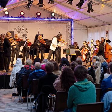 Klassik und Elektro auf dem Eggli - Nemanja Radulovic´ (kleines Bild) und das Ensemble «Double Sens» im Sturm der «Vier Jahreszeiten». FOTOS: GSTAAD MENUHIN FESTIVAL/BAILEY DAVIDSON