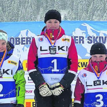 Noemie Reichenbach siegt zweimal in Mürren - Podest Mädchen U16: Janine Annen, Gstaad (Mitte), gewinnt vor Lena Flück, Brienz (links), und Carla Walker, Gsteig-Feutersoey. FOTOS: ZVG