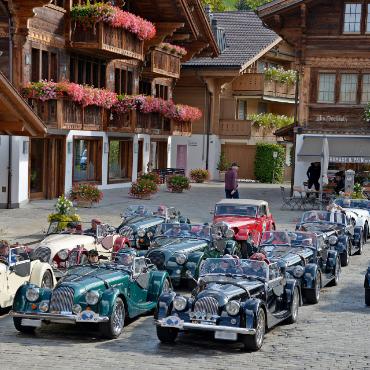 «Saanenland ist schön!» – der Morgan Club Schweiz rollt durchs Saanenland - Startklar für die nächste Etappe. FOTOS: MARCO KELLENBERGER