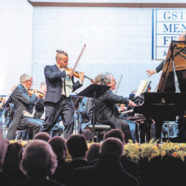 Entdeckungsvielfalt beim Beethoven-Festabend - Der Violinist Dmitry Smirnov (links stehend) im Zusammenspiel mit dem Cellisten Edgar Moreau (rechts) und dem Pianisten Sergei Babayan. Vom Flügel halb verborgen Dirigent Vasily Petrenko. FOTOS: RAPHAEL FAUX/GSTAADPHOTOGRAPHY.COM
