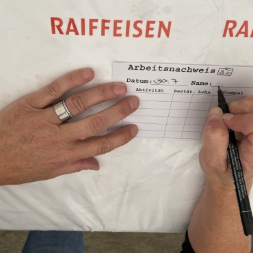 Mini-Gstaad: «Hier regieren wir Kinder!»   - Der Arbeitsnachweis wird ausgefüllt. 