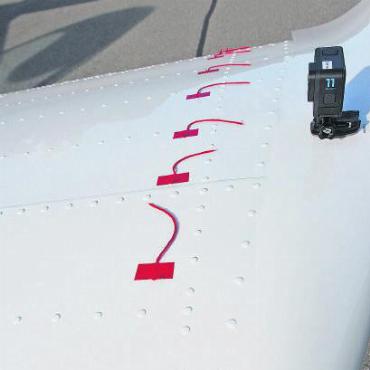 Aviation der Zukunft - Eine Kamera hält die Bewegung der Fäden auf den Tragflächen fest.