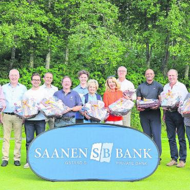 Doppeltes Jubiläum und gute Resultate - Von links nach rechts: Fränzi Steffen, Maria Müller, Patrick Staub, Dominique Huwiler (Saanen Bank), Jan Kernen, Beat Welten (Saanen Bank), Mathias Reuteler, Luis Fust, Lisette Chevalier, Cornelia Gattegno, Willi Egger, Franck Decourt, Hervé Burri, Agnes Reichenbach, Nadja Müller (Saanen Bank), Ursi Beutler, Alexandra Diez und Jürg von Allmen (Saanen Bank). FOTO: ZVG