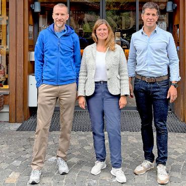 Drei Destinationen, ein Team: mit «Co-opetition» zur digitalen Transformation - Die Geschäftsführer der drei Tourismusorganisationen: v.l. Dominique Lüthy, Tourismus Adelboden-Lenk-Kandersteg AG, Helena Galanakis, Lenk-Simmental Tourismus AG, und Flurin Riedi, Gstaad Saanenland Tourismus. FOTO: ZVG
