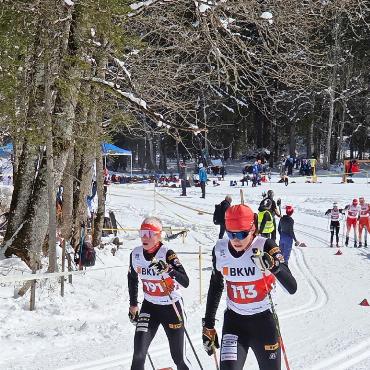 Schöner Erfolg für den Skiklub Gstaad an der Langlauf-SM - Die Geschwister Reichenbach pushen sich beim letzten Steilanstieg gegenseitig.    FOTOS: ZVG