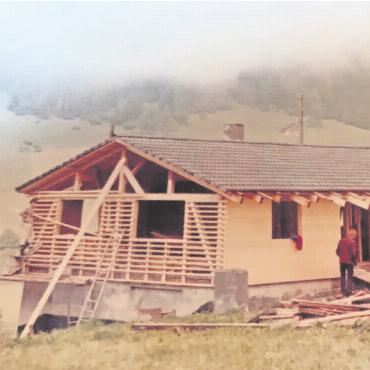 Wenn aus Club Familie wird - Ursprünglich war das Clubhaus ohne gedeckte Veranda gedacht. Doch die Zweisimmner Behörde befand, das Haus gleiche eher einer Baracke. Folglich wurde auf der einen Seite das Dach weiter hinuntergezogen. FOTO: ZVG