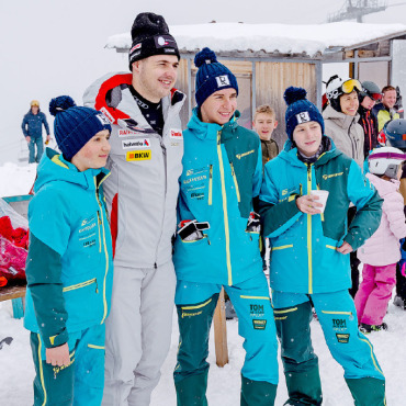 Lars Rösti bleibt unschlagbar: Heimspiel vor Nachwuchs und Fans - Nach seinem Lauf nahm sich Lars Rösti für alle Zeit und lächelte auf vielen Fotos. Die Fans genossen die Zeit mit dem Weltcupfahrer. FOTOS: MARCO MINNIG