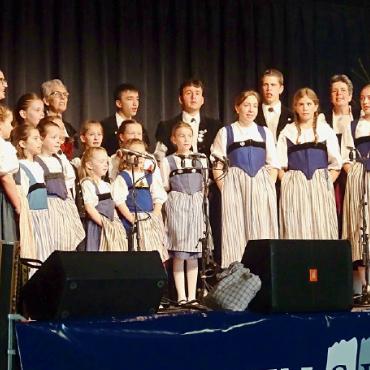 «Weisch, wie wohl dass i de Bärge eim cha sin?» - Yvonne Haldi, Barbara Kohli und Denise Mösching wussten mit dem Kinderchörli Saanenland mit «E Hüehnergschicht» (Franz Stadelmann) und dem «Chilchli-Jutz» (Söpp Zihlmann) zu gefallen.